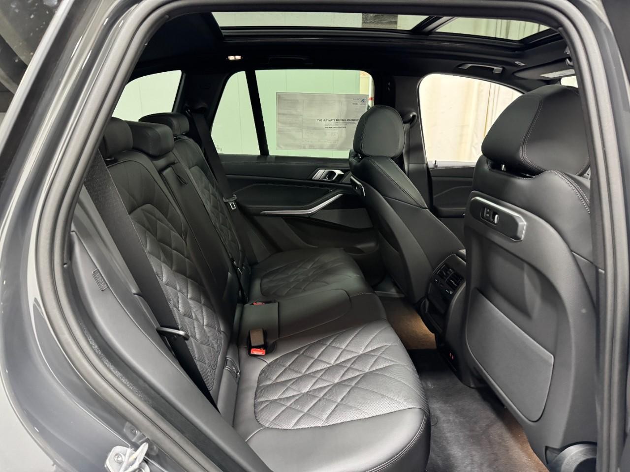 BMW X5 Vehicle Full-screen Gallery Image 10