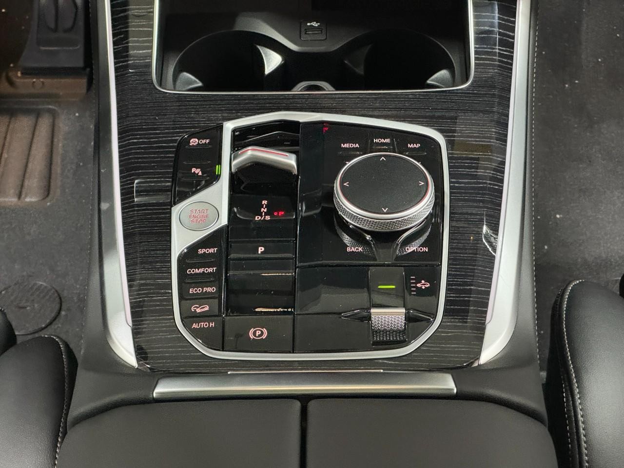 BMW X5 Vehicle Full-screen Gallery Image 15