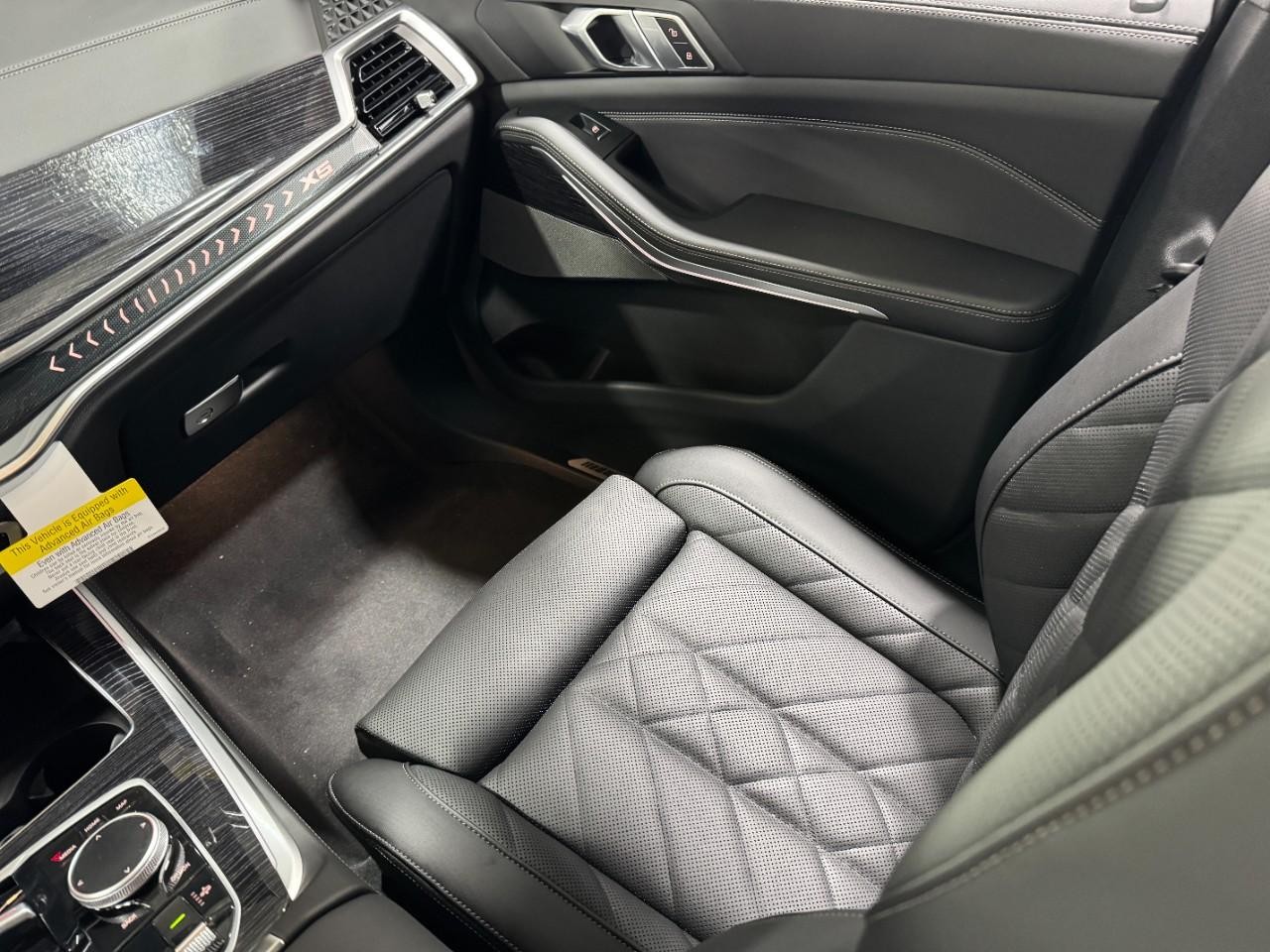 BMW X5 Vehicle Full-screen Gallery Image 16