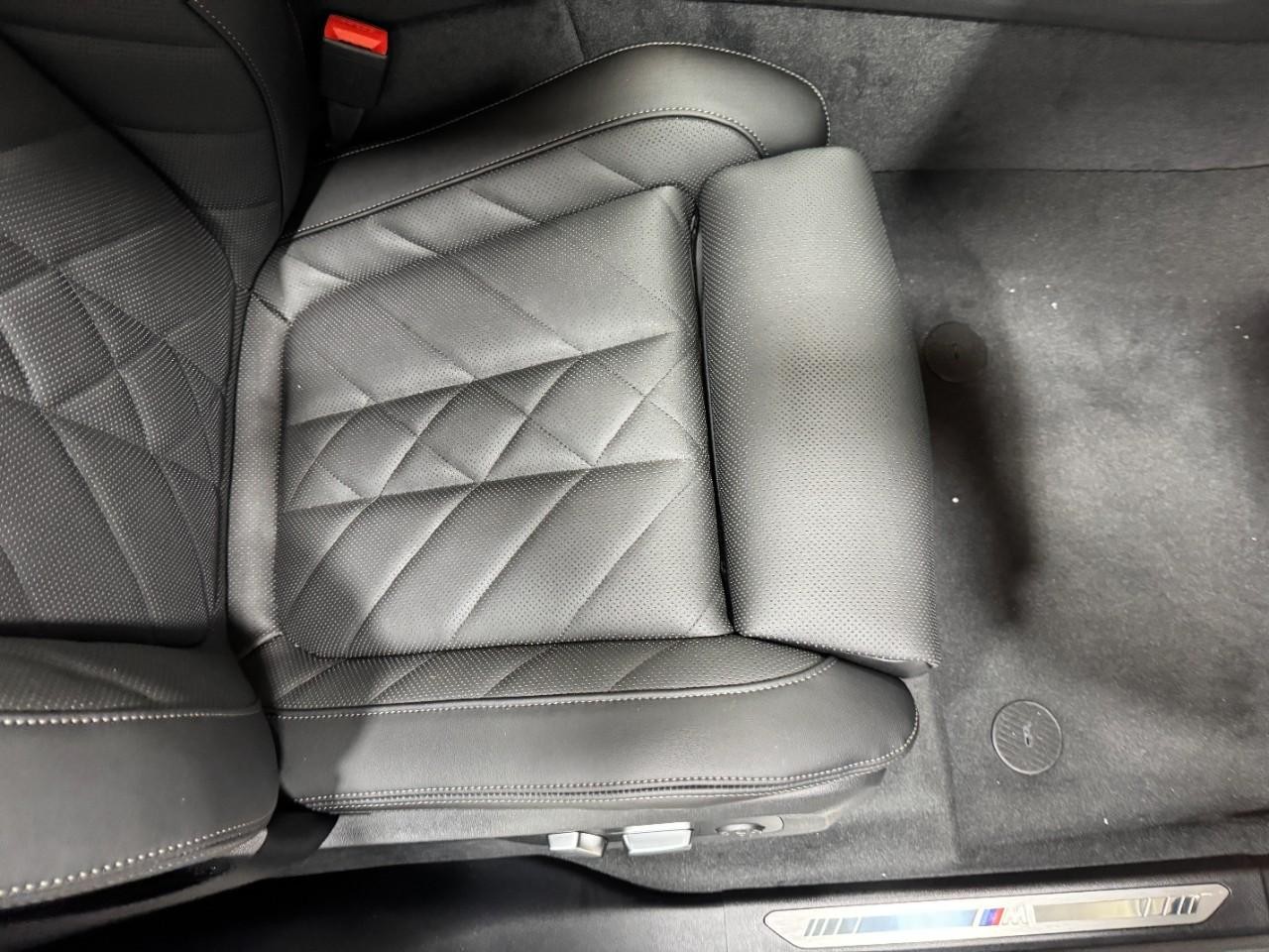 BMW X5 Vehicle Full-screen Gallery Image 18