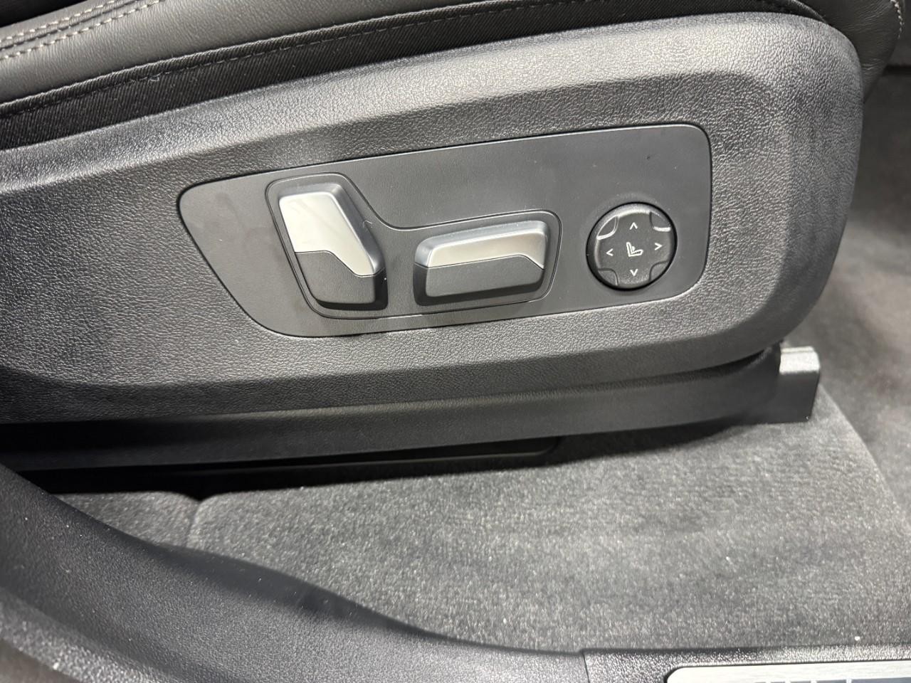 BMW X5 Vehicle Full-screen Gallery Image 19