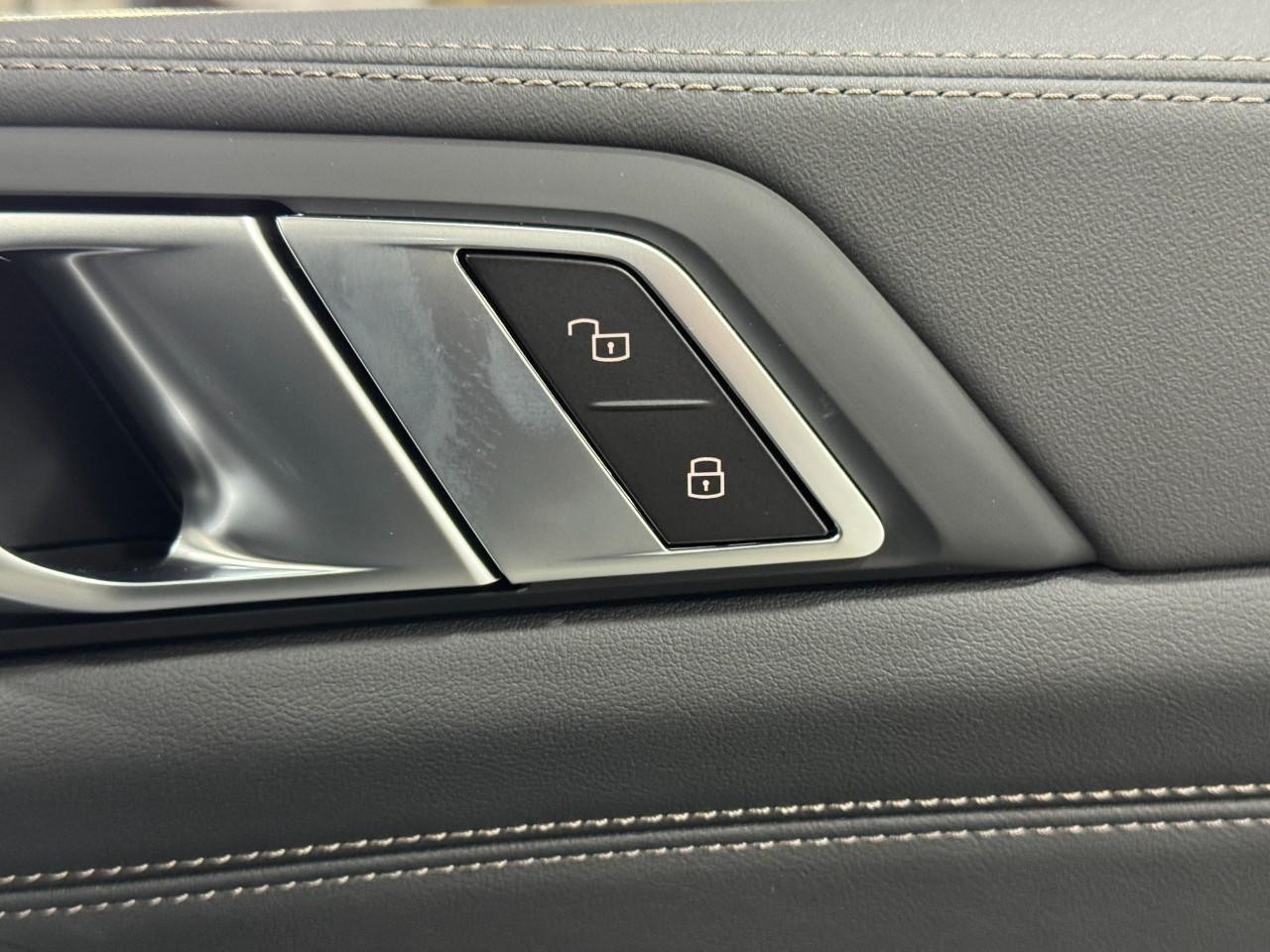 BMW X5 Vehicle Full-screen Gallery Image 20