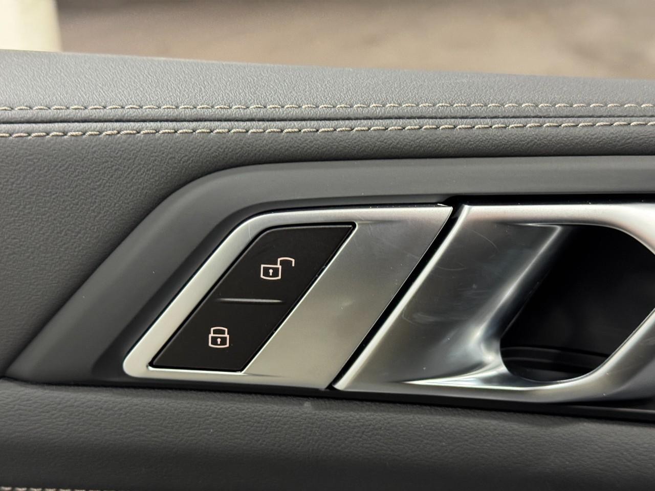 BMW X5 Vehicle Full-screen Gallery Image 24