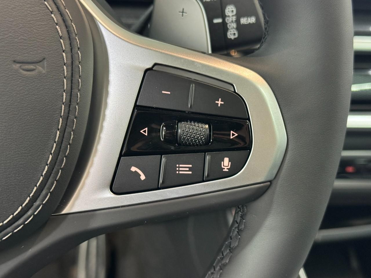 BMW X5 Vehicle Full-screen Gallery Image 31