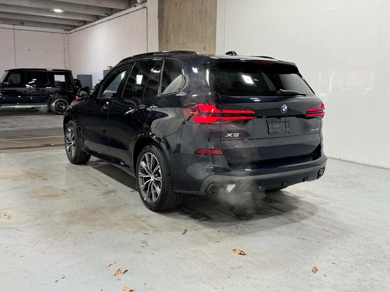 BMW X5 Vehicle Full-screen Gallery Image 3