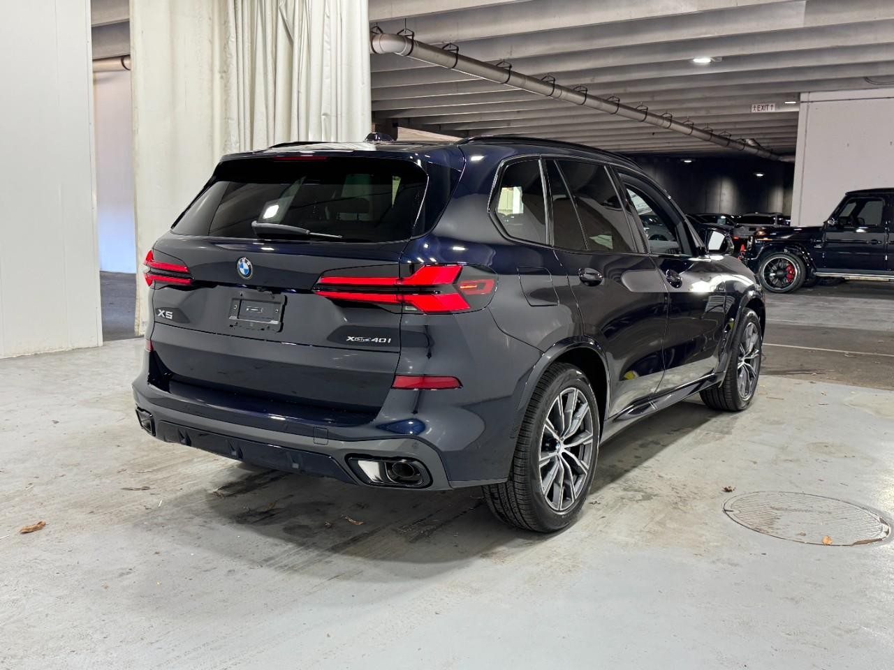 BMW X5 Vehicle Full-screen Gallery Image 4