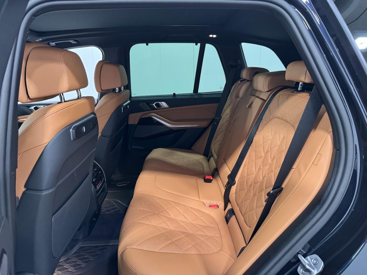 BMW X5 Vehicle Full-screen Gallery Image 8