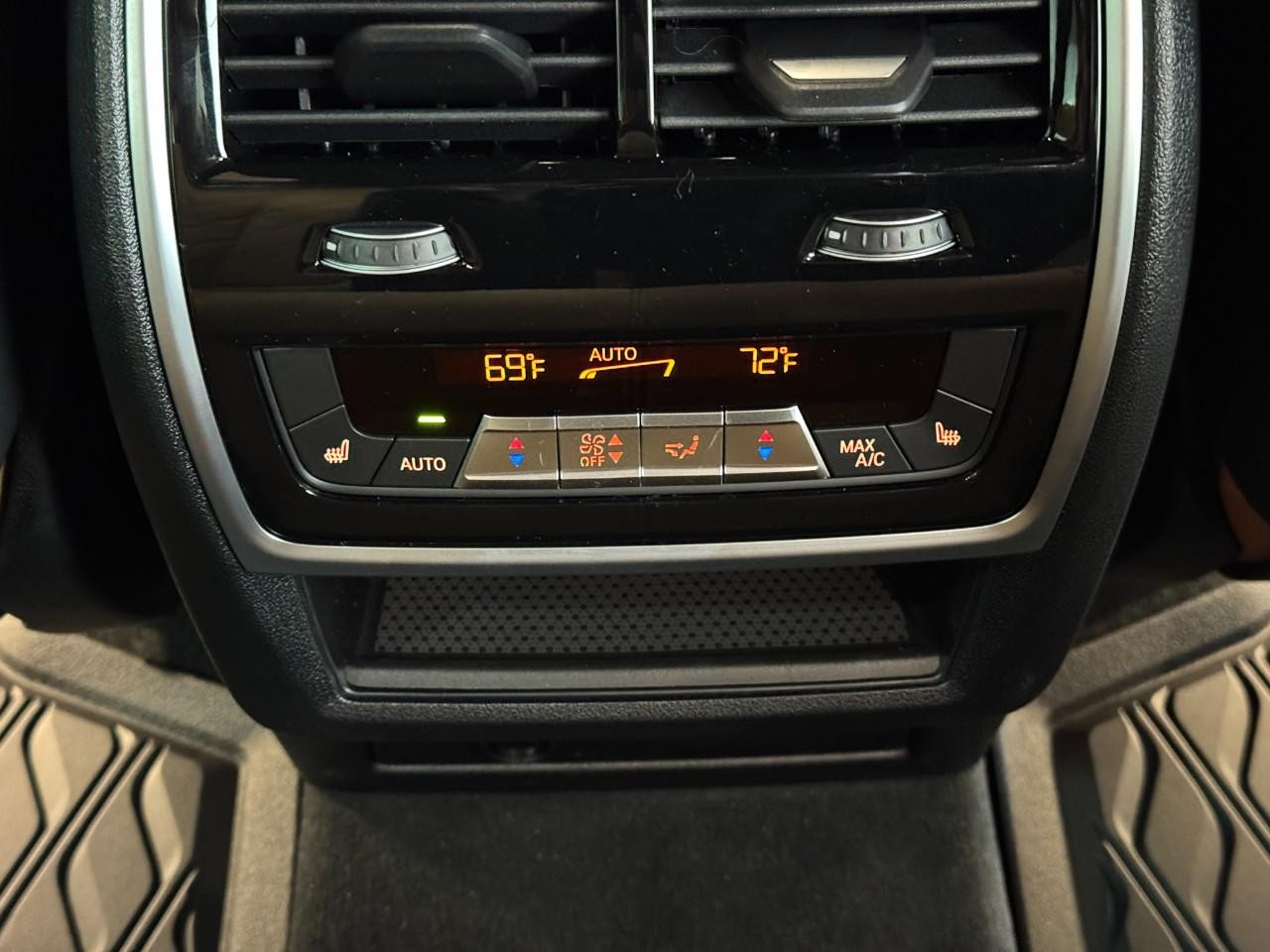 BMW X5 Vehicle Full-screen Gallery Image 11