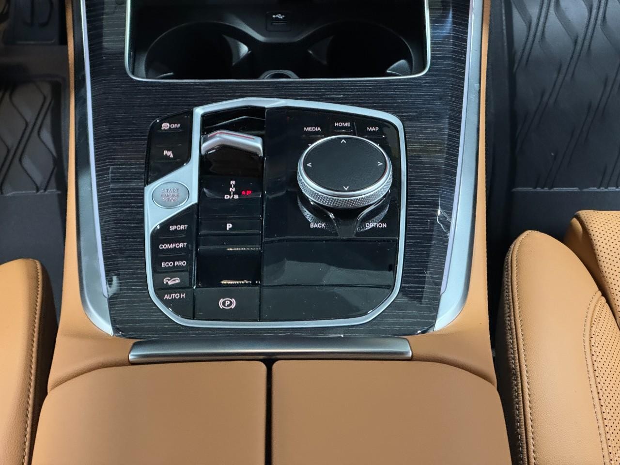 BMW X5 Vehicle Full-screen Gallery Image 16