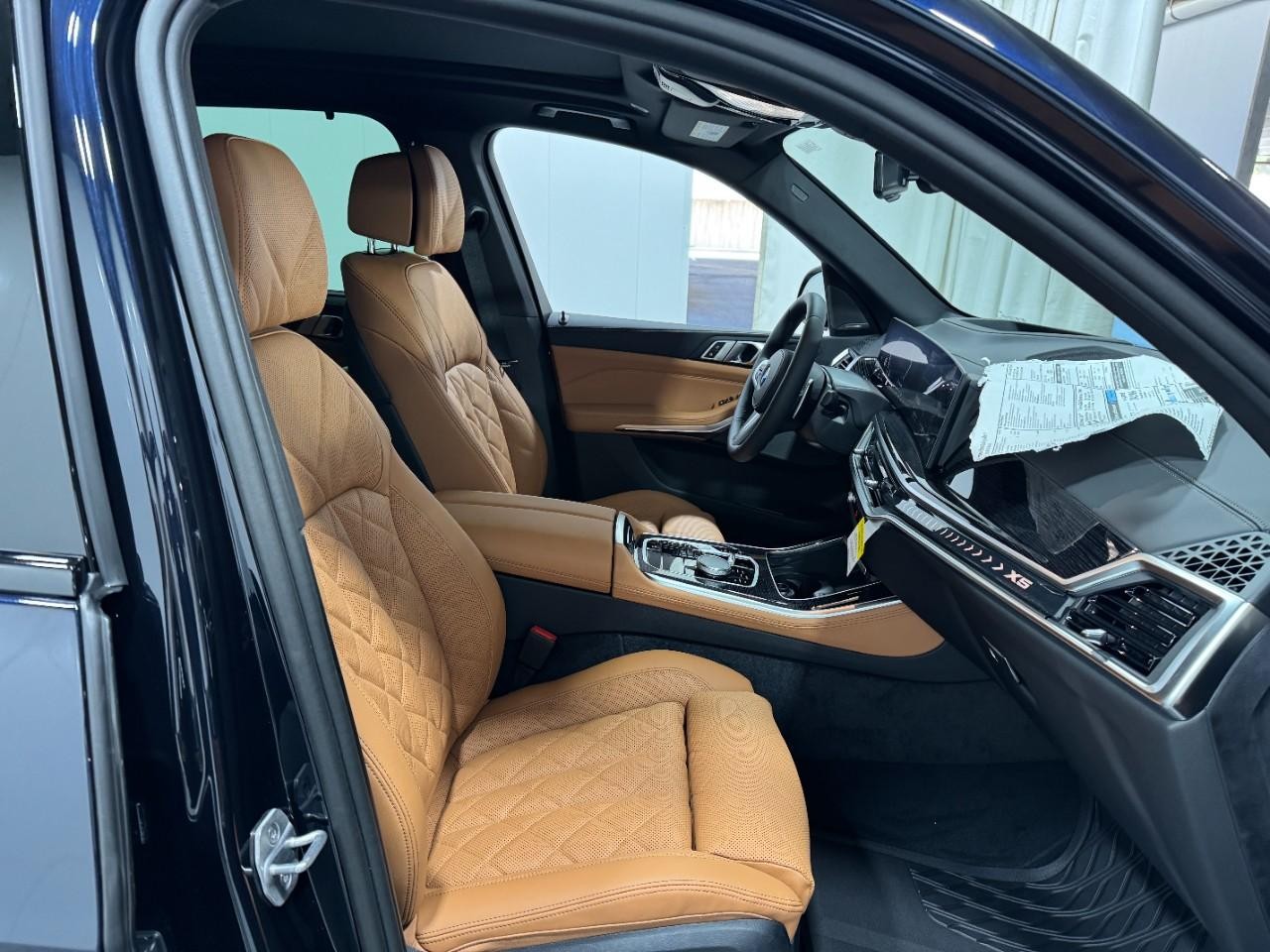 BMW X5 Vehicle Full-screen Gallery Image 18