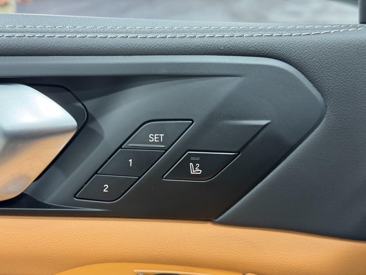 BMW X5 Vehicle Full-screen Gallery Image 24