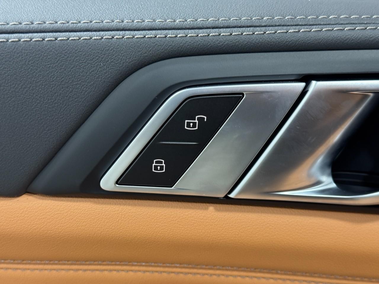 BMW X5 Vehicle Full-screen Gallery Image 25