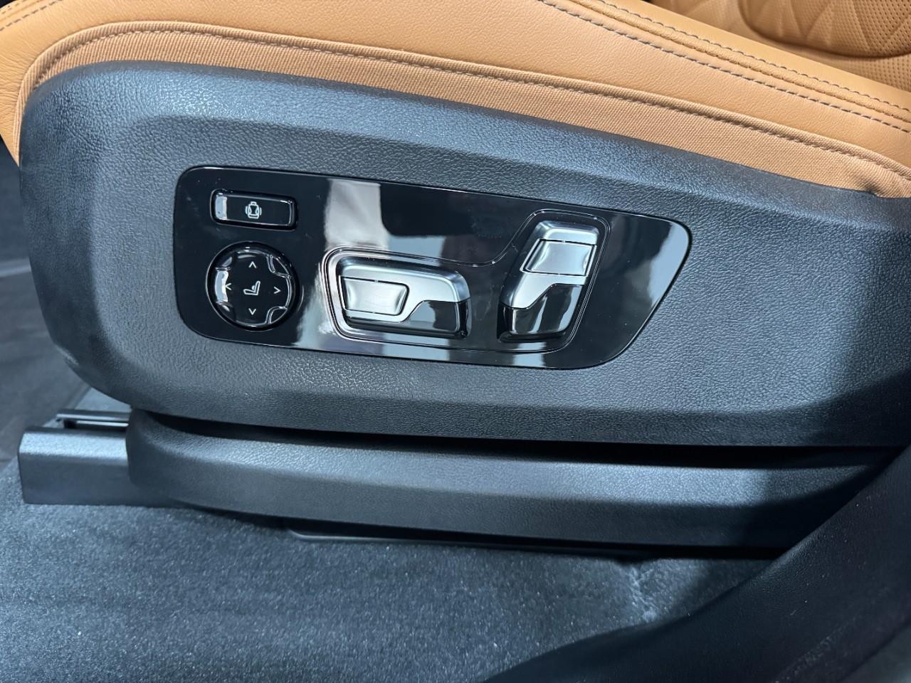 BMW X5 Vehicle Full-screen Gallery Image 29