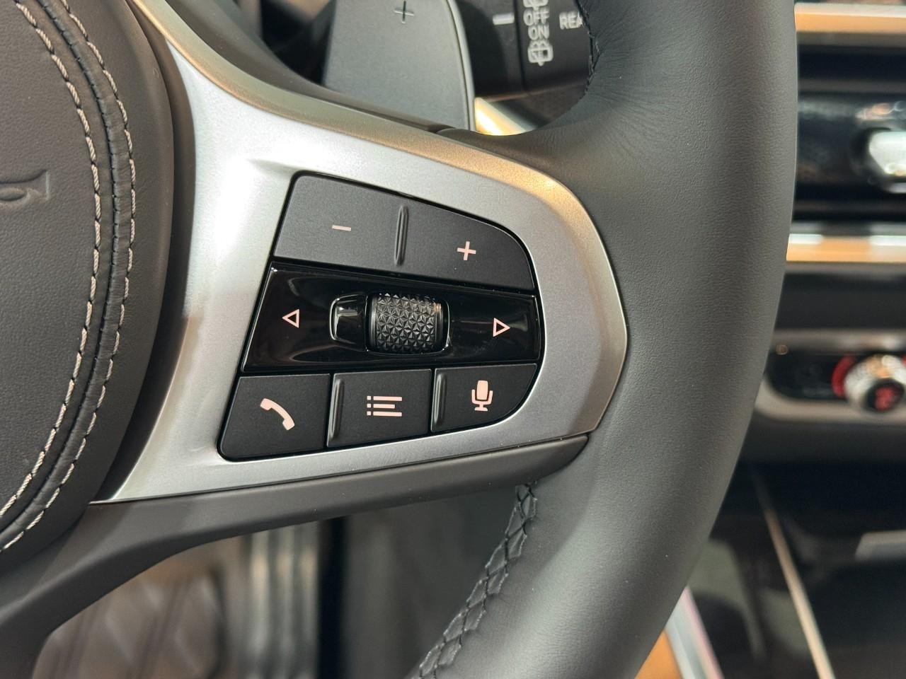 BMW X5 Vehicle Full-screen Gallery Image 32