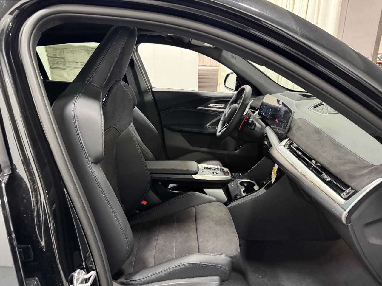 BMW X2 Vehicle Full-screen Gallery Image 17