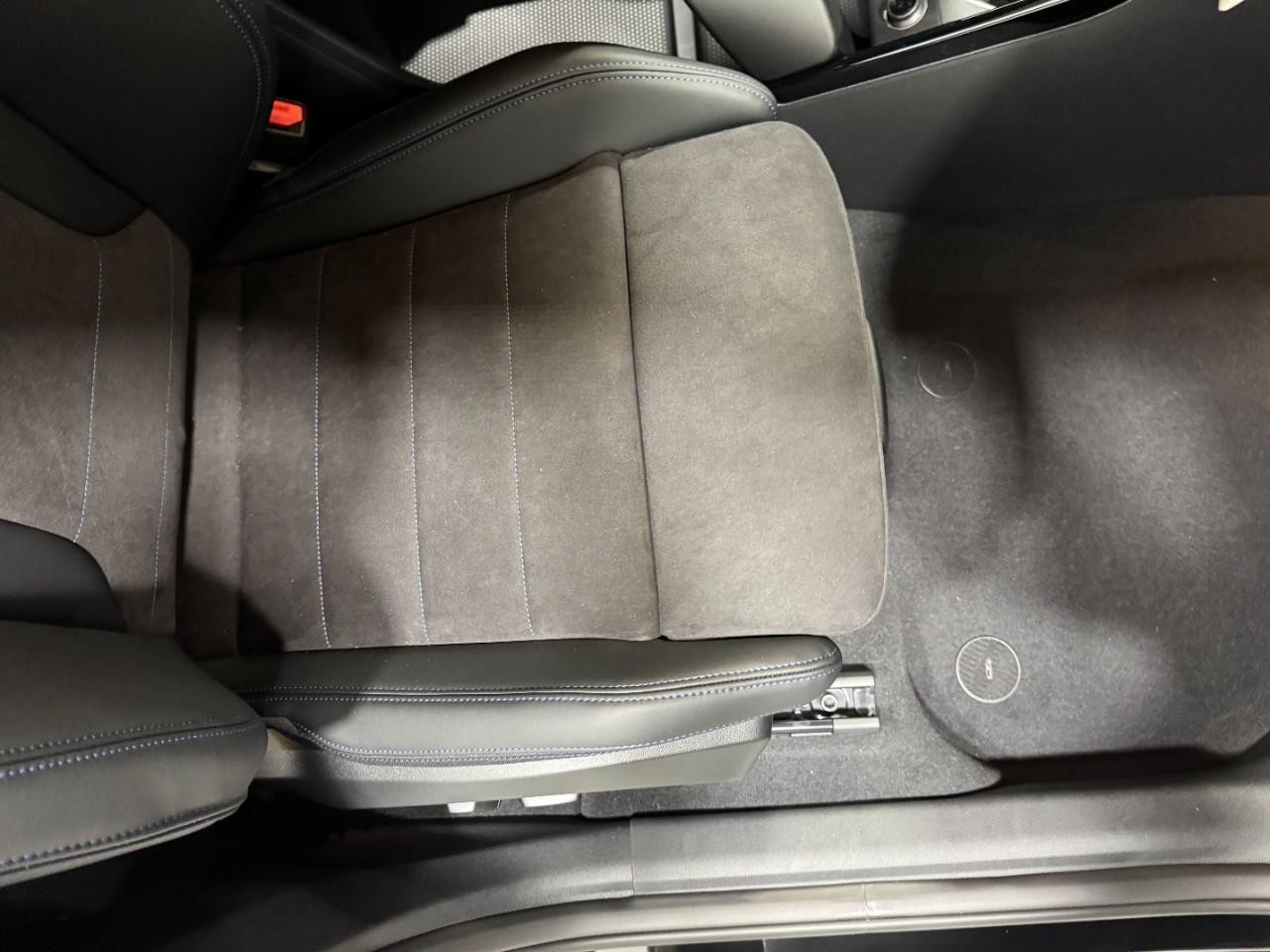 BMW X2 Vehicle Full-screen Gallery Image 18