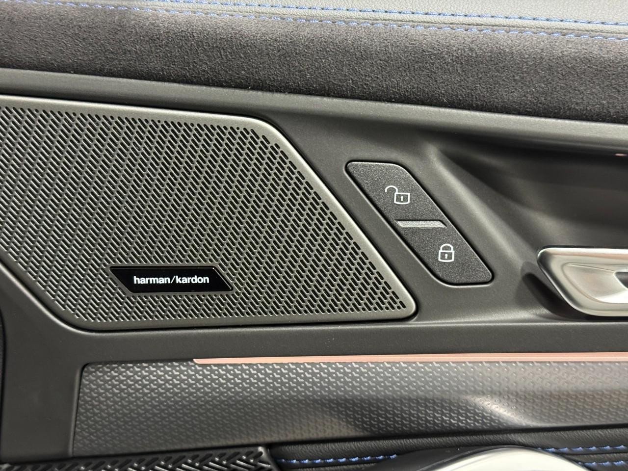 BMW X2 Vehicle Full-screen Gallery Image 20