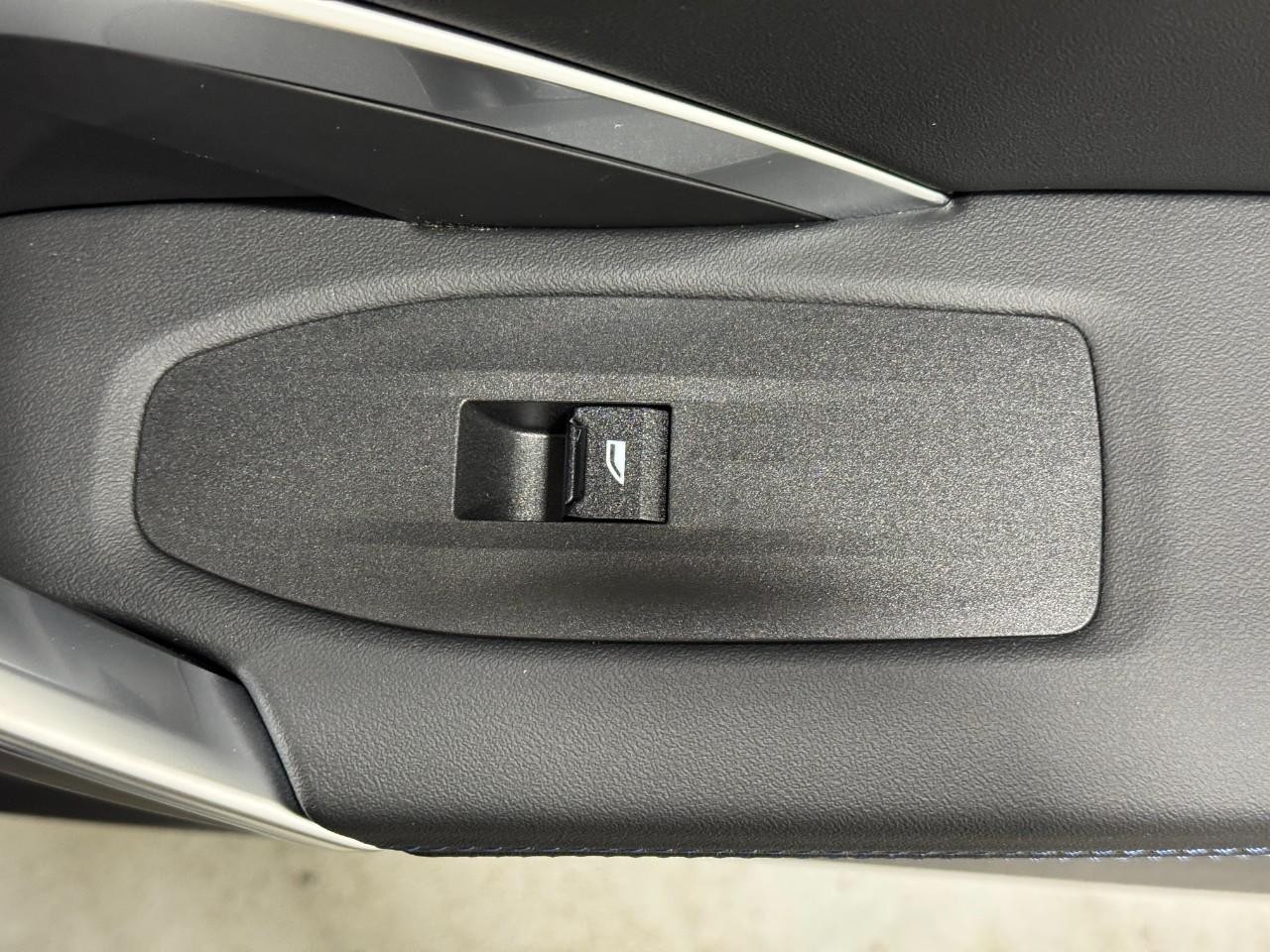 BMW X2 Vehicle Full-screen Gallery Image 21