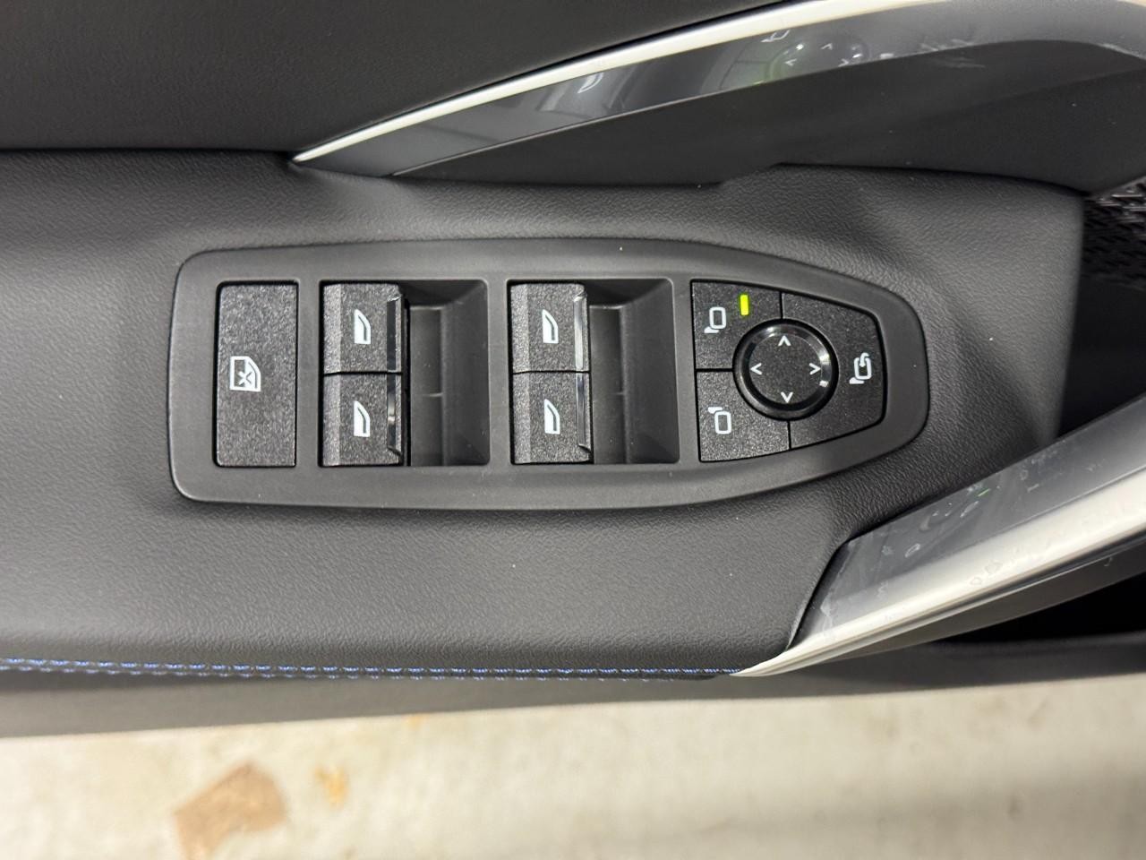 BMW X2 Vehicle Full-screen Gallery Image 23