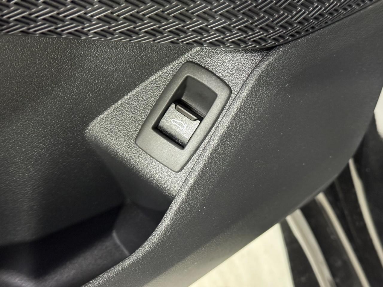 BMW X2 Vehicle Full-screen Gallery Image 24