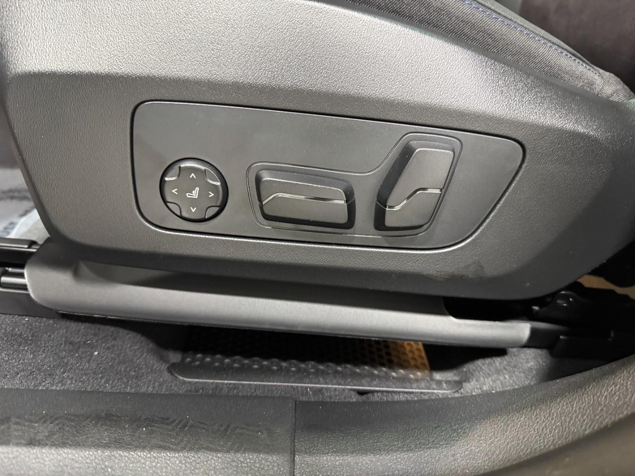 BMW X2 Vehicle Full-screen Gallery Image 27