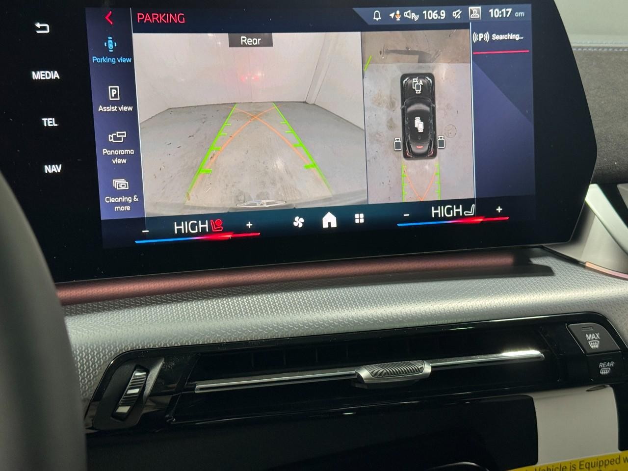 BMW X2 Vehicle Full-screen Gallery Image 32