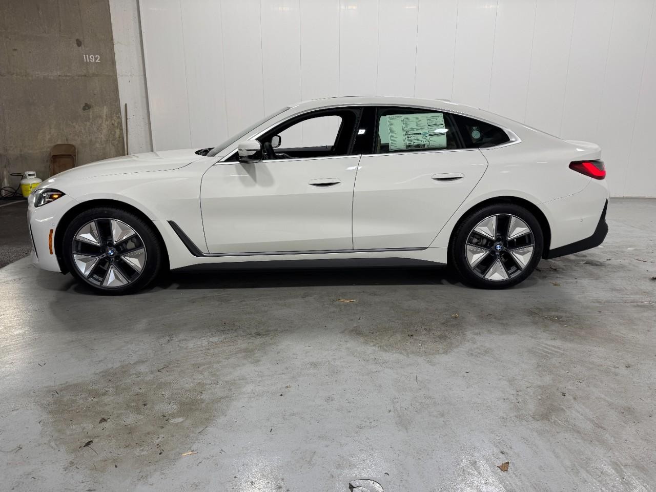 BMW i4 Vehicle Full-screen Gallery Image 2