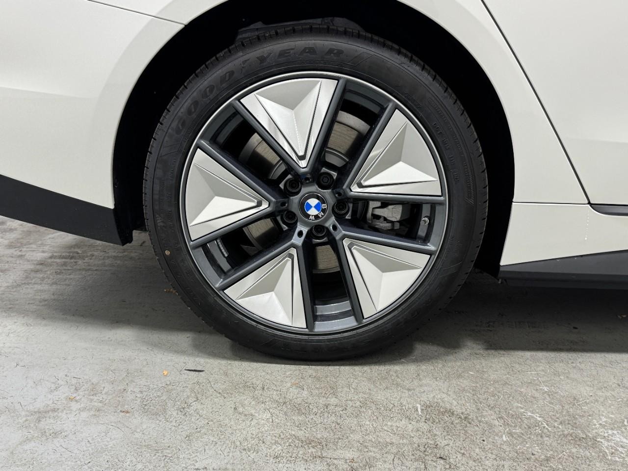 BMW i4 Vehicle Full-screen Gallery Image 5