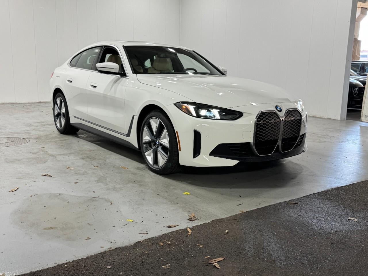 BMW i4 Vehicle Full-screen Gallery Image 6