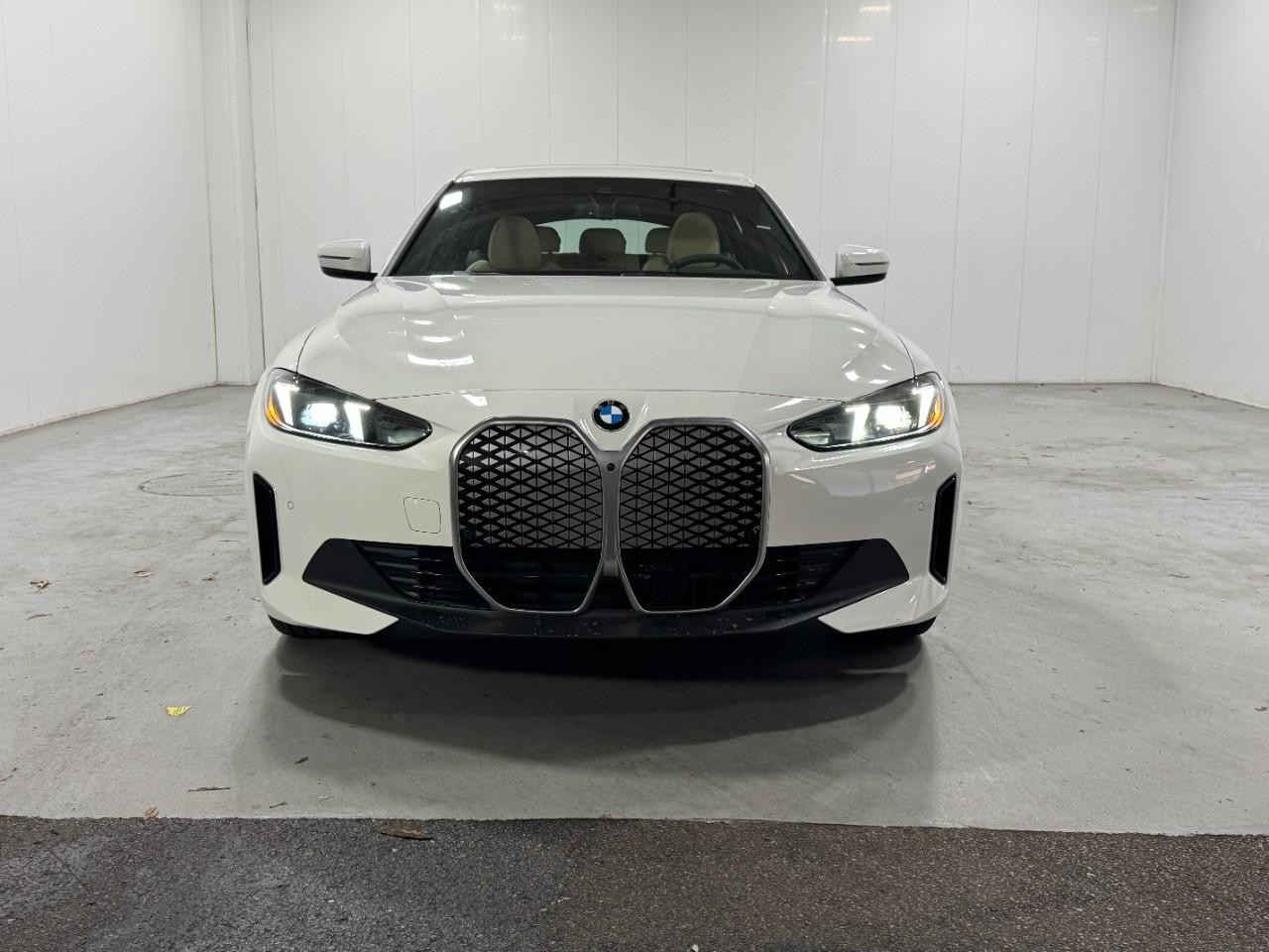 BMW i4 Vehicle Full-screen Gallery Image 7