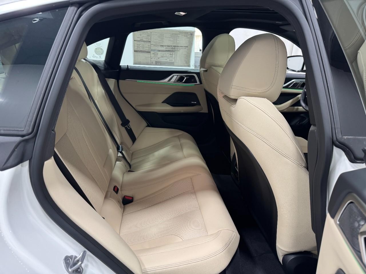 BMW i4 Vehicle Full-screen Gallery Image 10