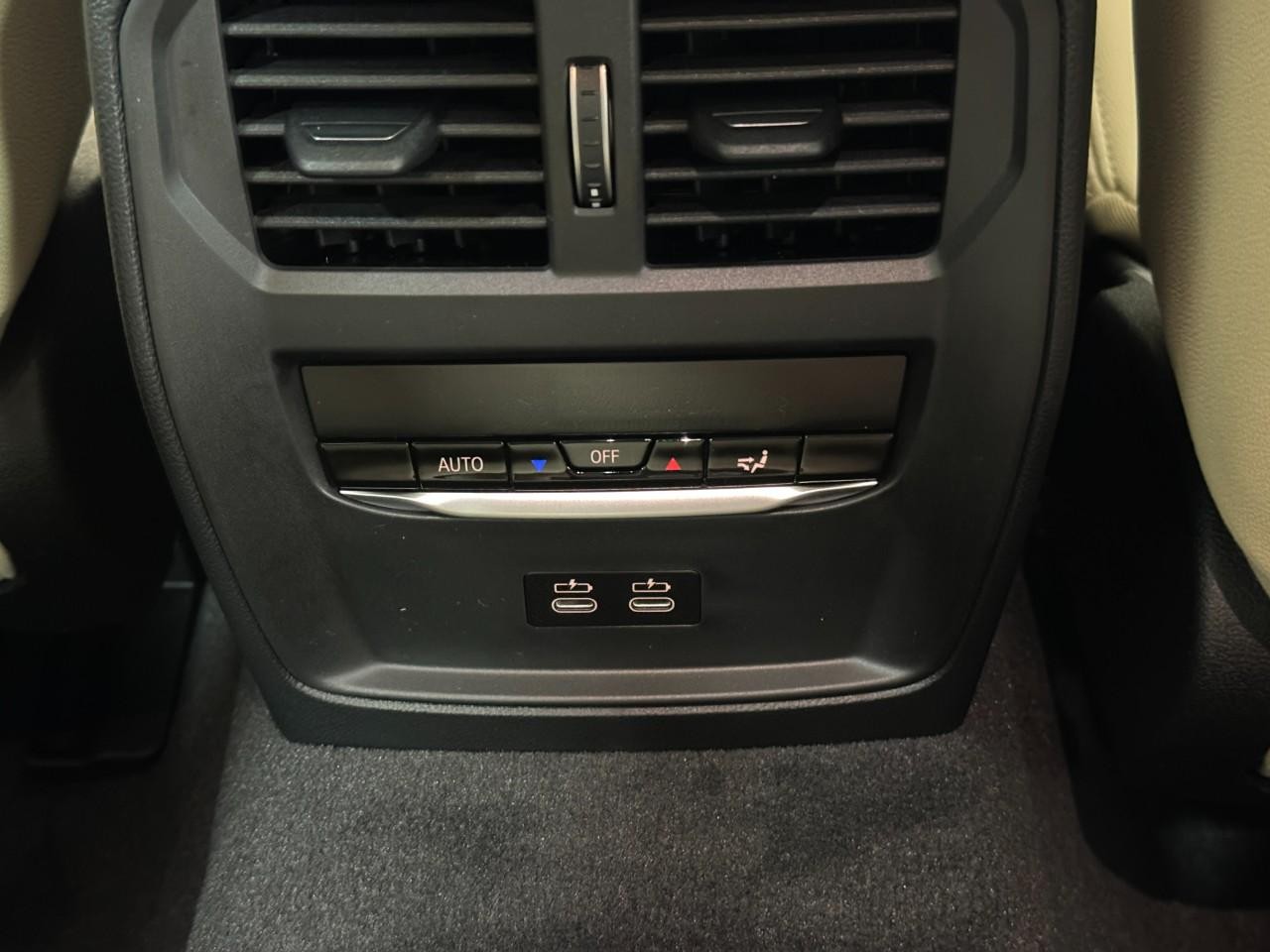 BMW i4 Vehicle Full-screen Gallery Image 11