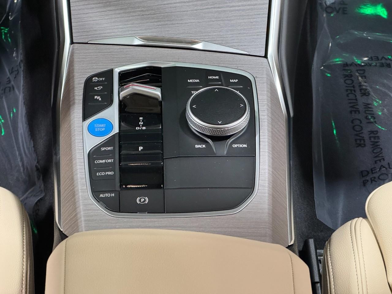 BMW i4 Vehicle Full-screen Gallery Image 16