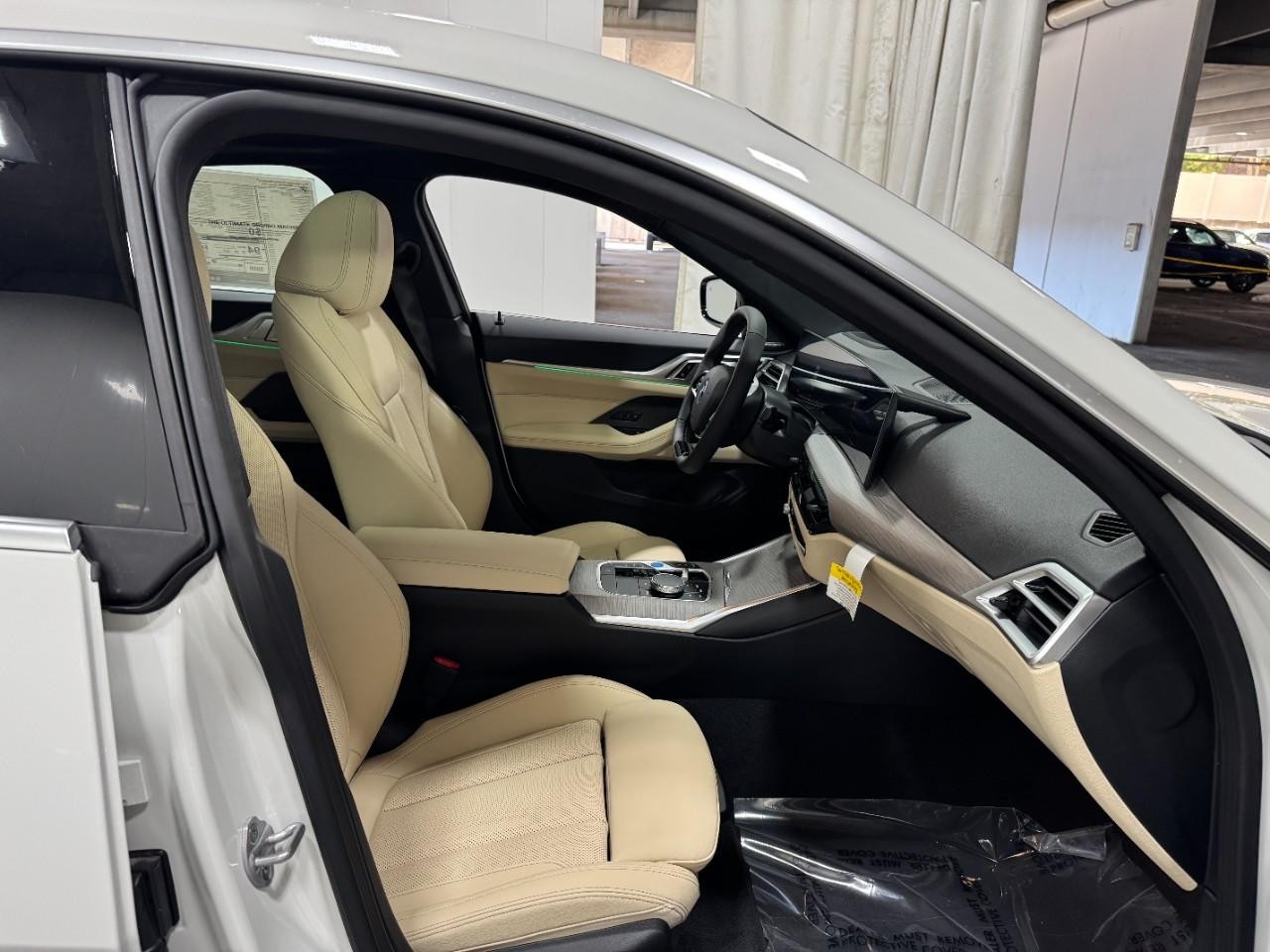 BMW i4 Vehicle Full-screen Gallery Image 18