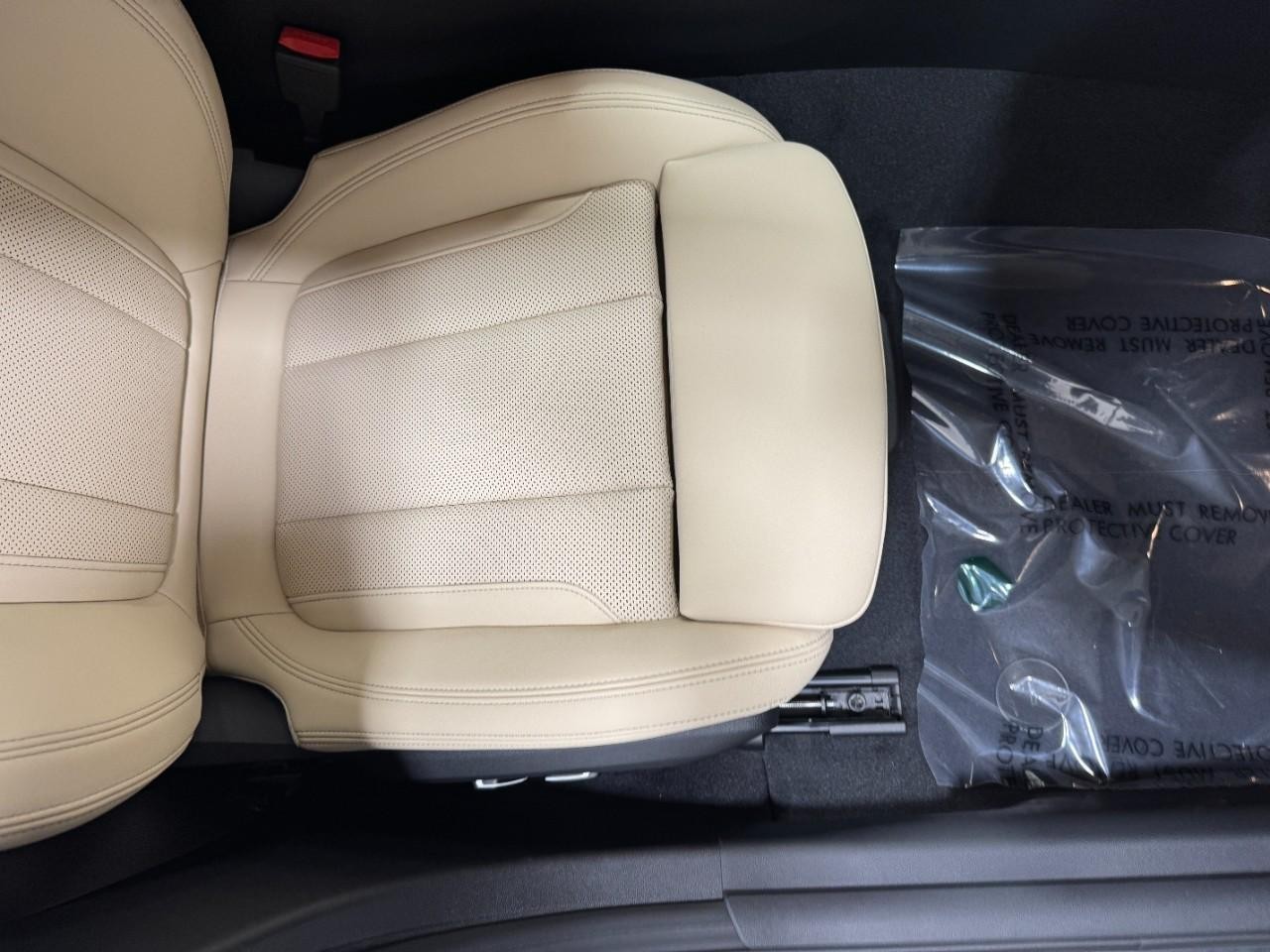 BMW i4 Vehicle Full-screen Gallery Image 19