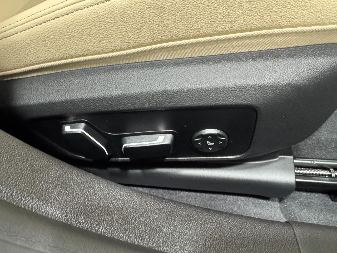 BMW i4 Vehicle Full-screen Gallery Image 20