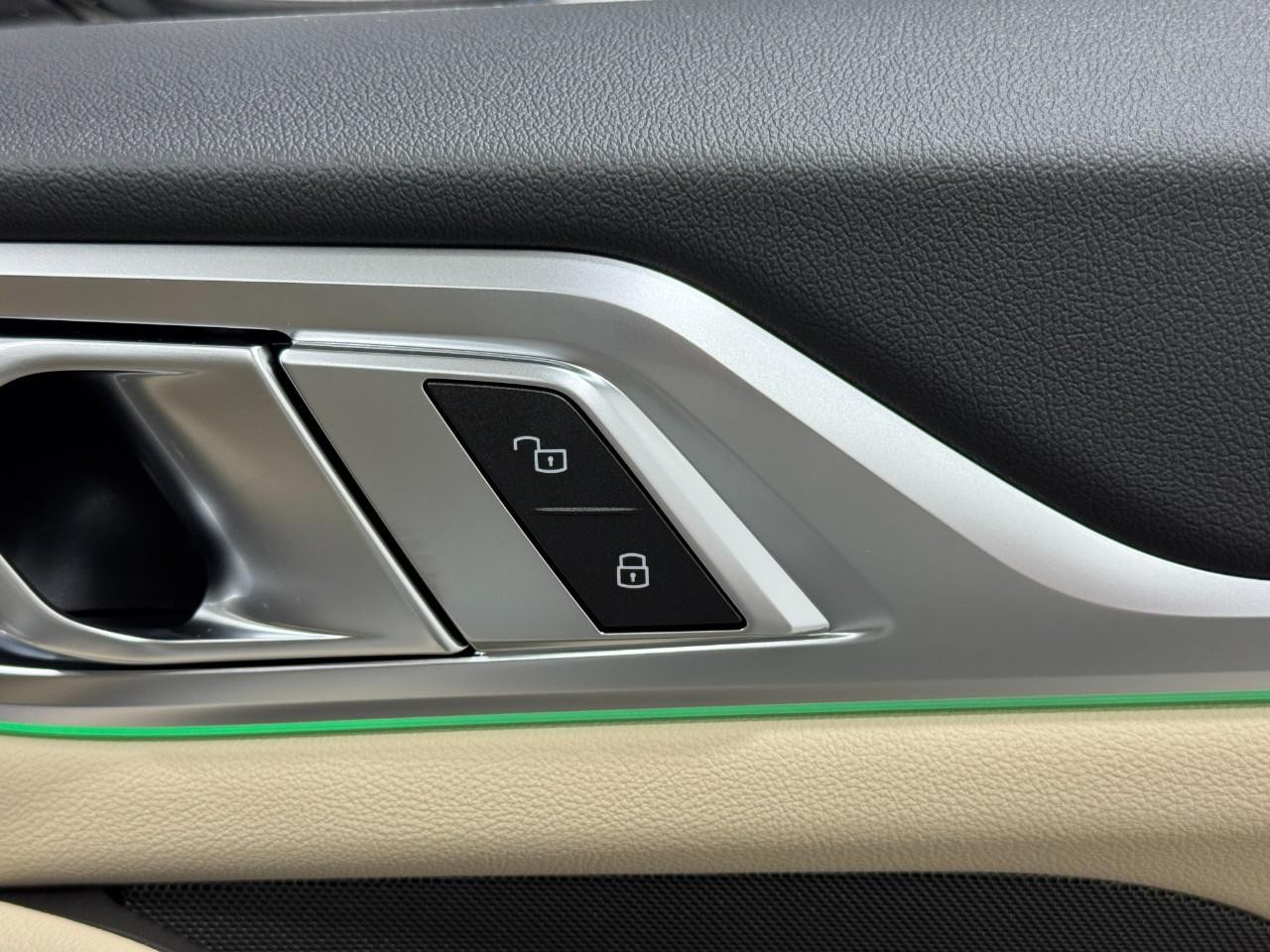 BMW i4 Vehicle Full-screen Gallery Image 21