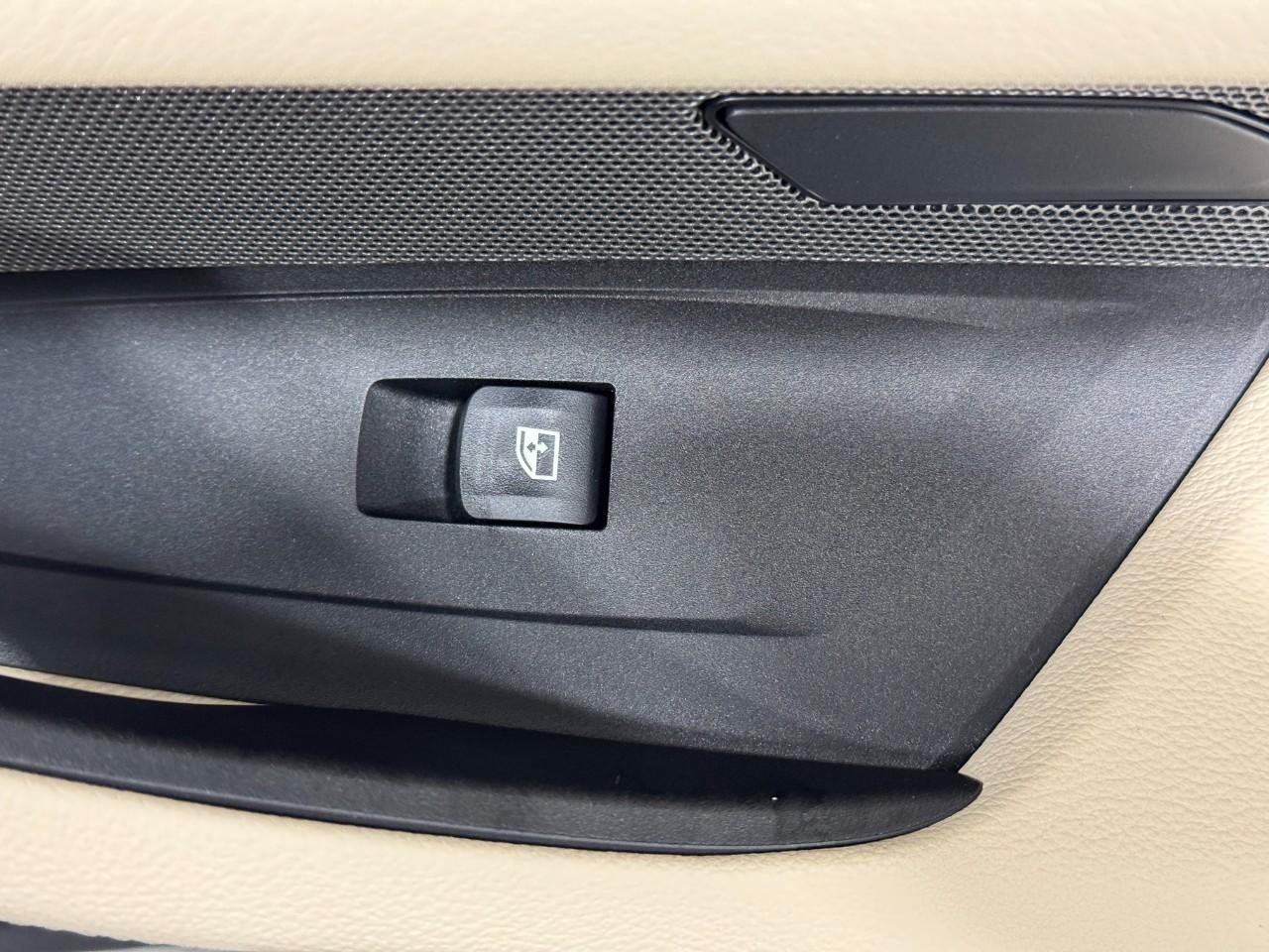 BMW i4 Vehicle Full-screen Gallery Image 22