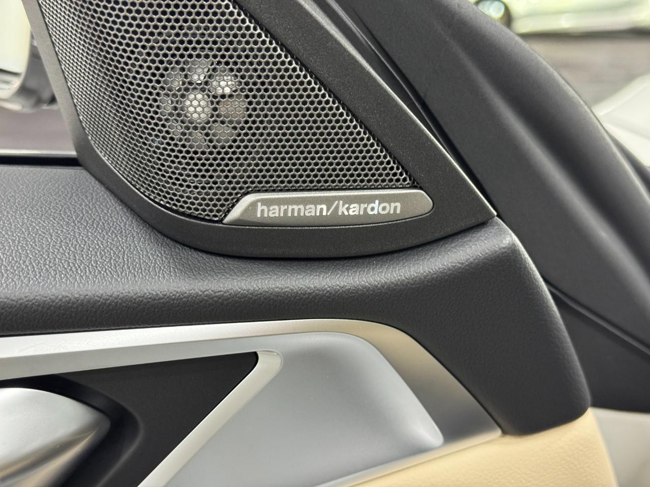 BMW i4 Vehicle Full-screen Gallery Image 23