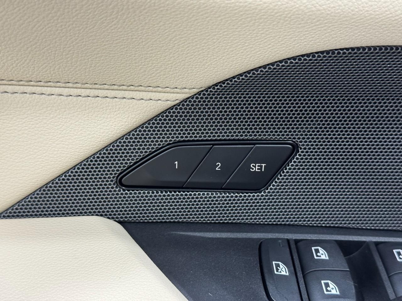 BMW i4 Vehicle Full-screen Gallery Image 24