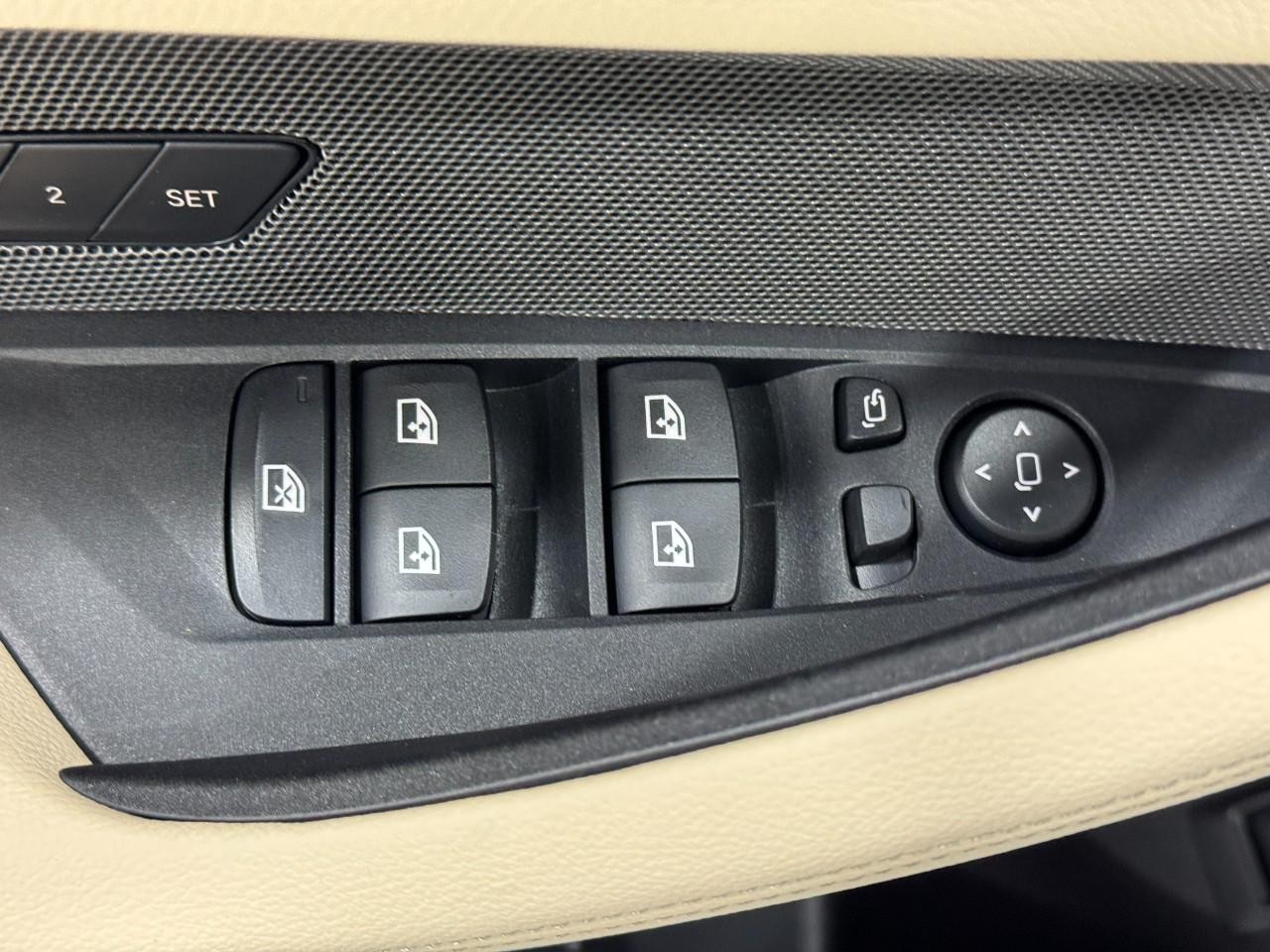 BMW i4 Vehicle Full-screen Gallery Image 25