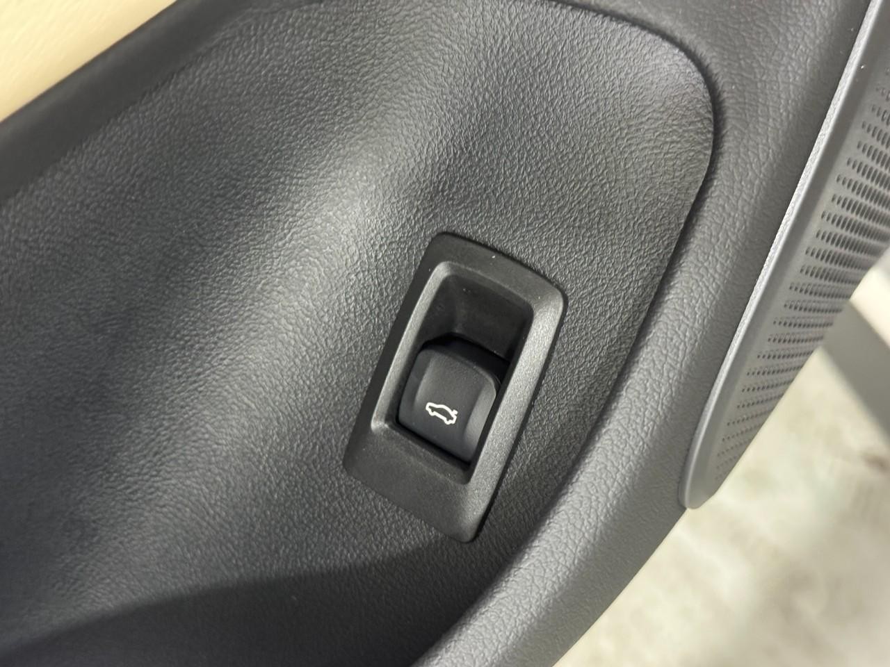 BMW i4 Vehicle Full-screen Gallery Image 26