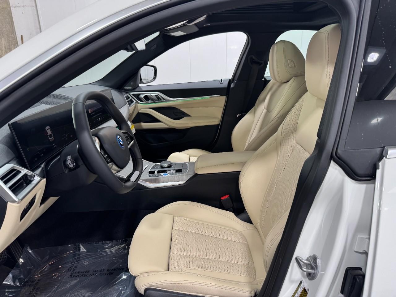 BMW i4 Vehicle Full-screen Gallery Image 27