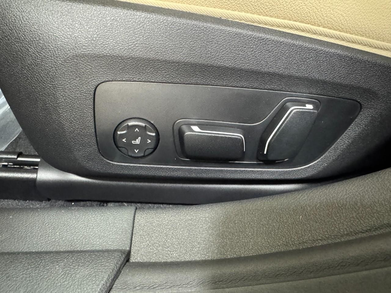 BMW i4 Vehicle Full-screen Gallery Image 29