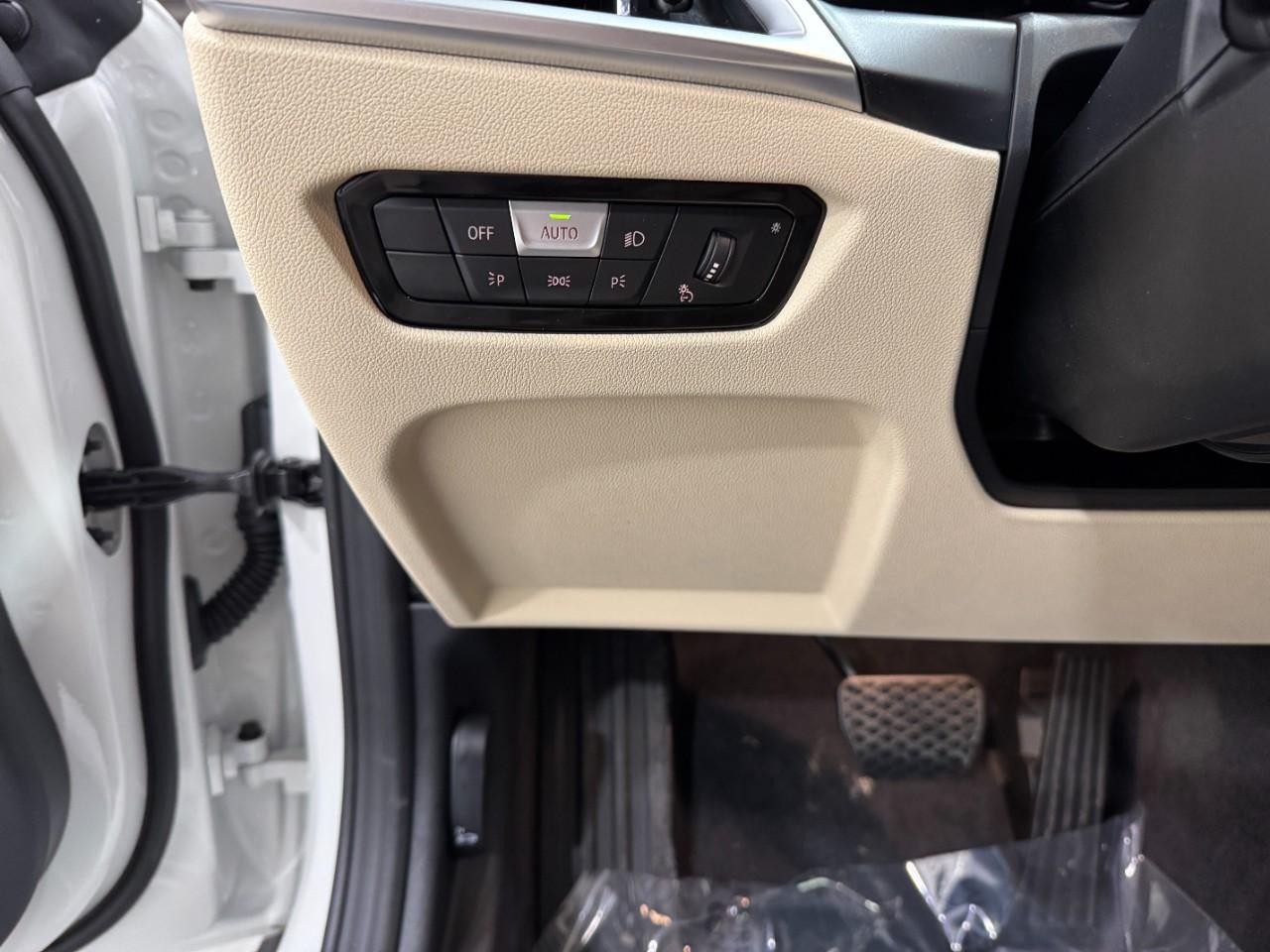 BMW i4 Vehicle Full-screen Gallery Image 30