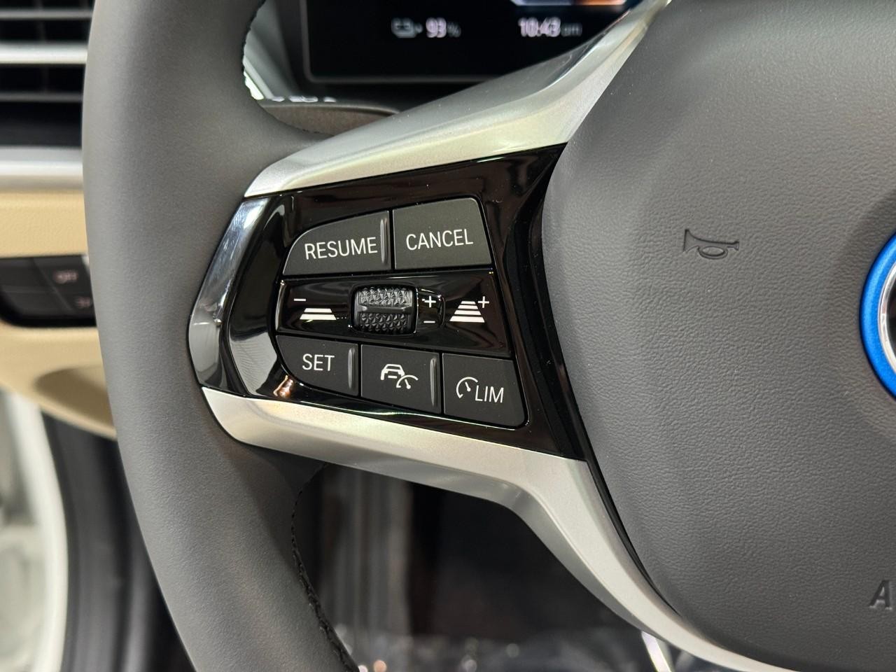 BMW i4 Vehicle Full-screen Gallery Image 31