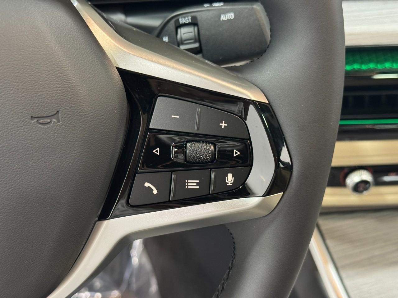 BMW i4 Vehicle Full-screen Gallery Image 32