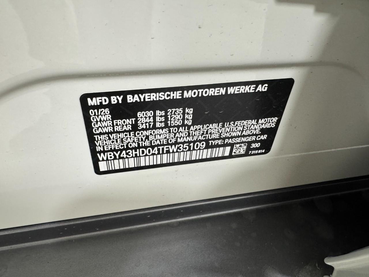 BMW i4 Vehicle Full-screen Gallery Image 35