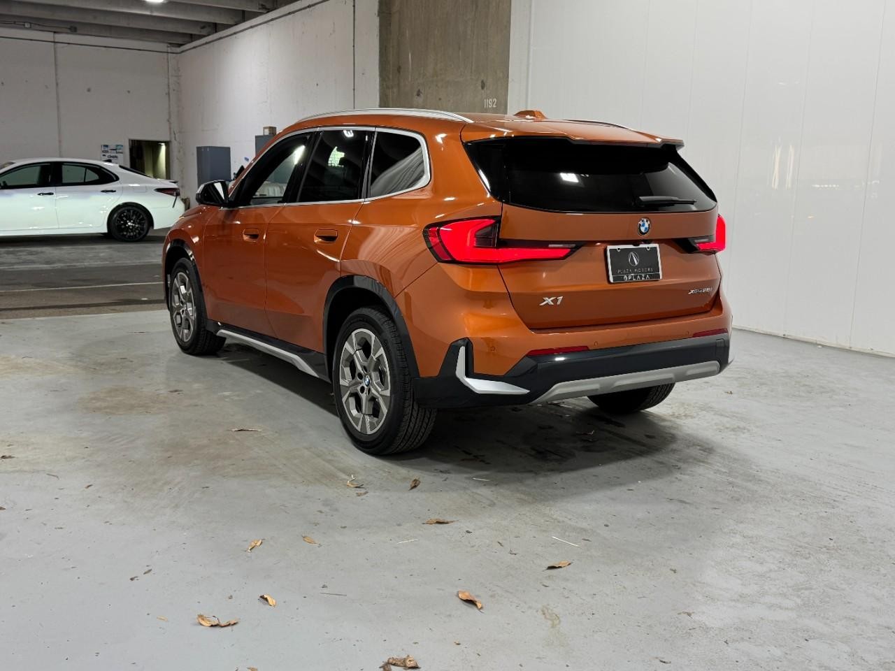 BMW X1 Vehicle Full-screen Gallery Image 3