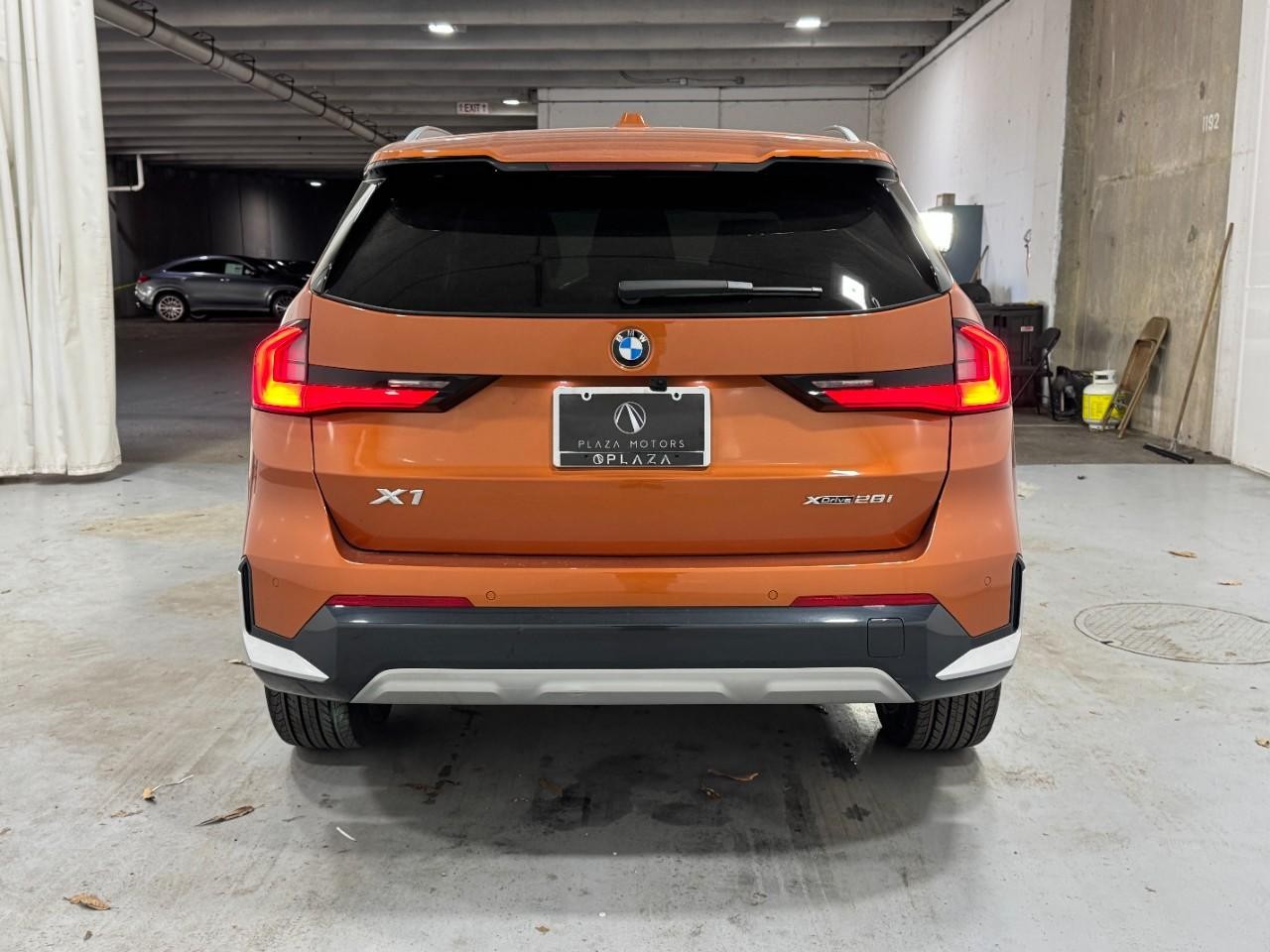 BMW X1 Vehicle Full-screen Gallery Image 9